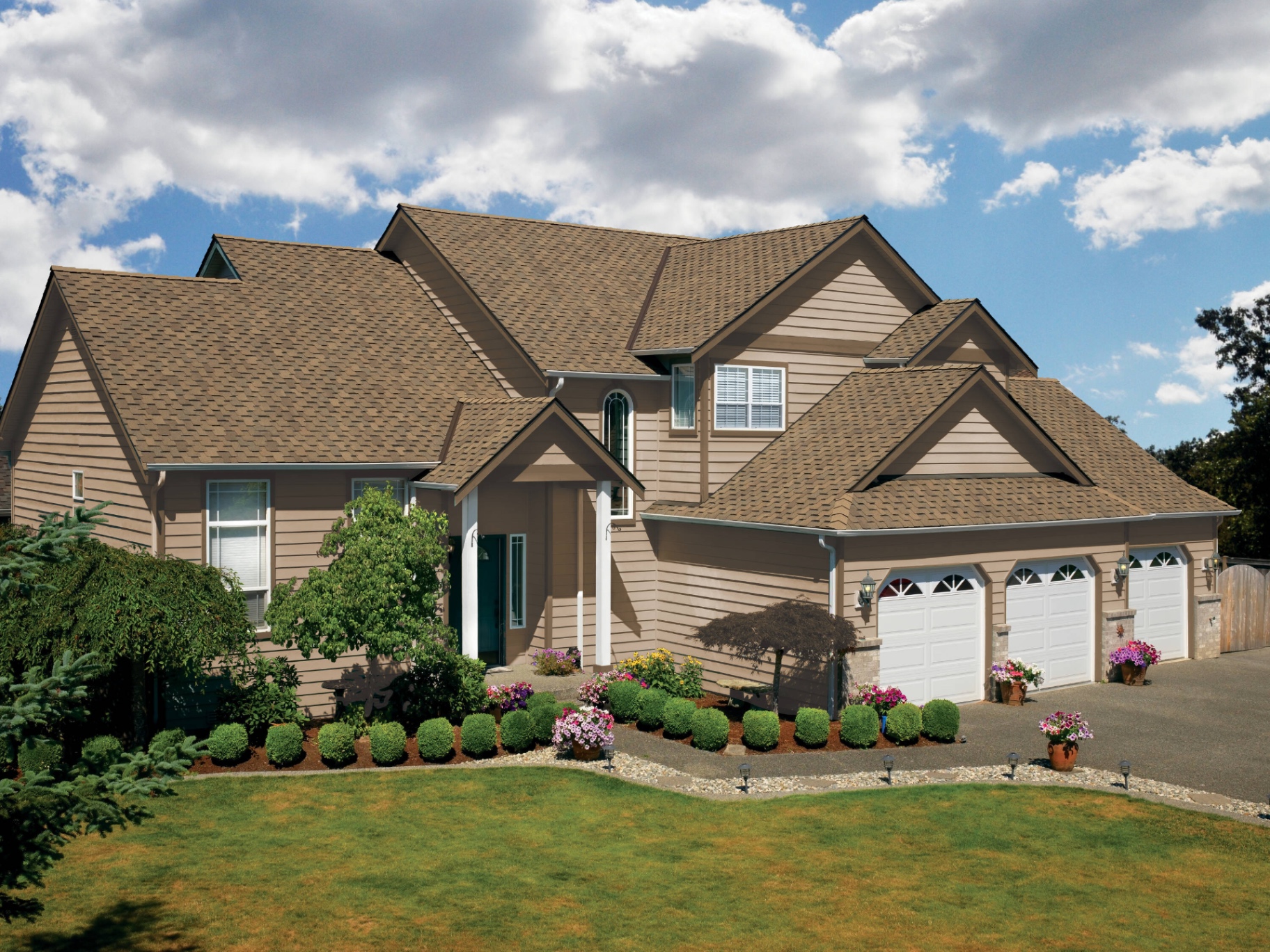Home with Grand Sequoia shingles installed
